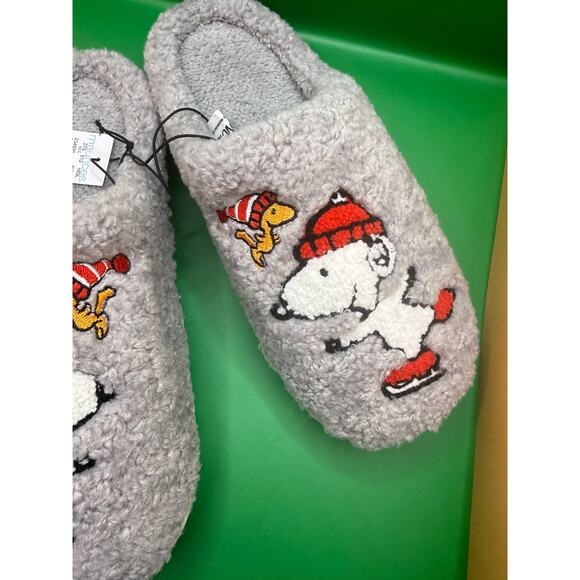 Maurices Snoopy Slippers Womens M L Holiday Peanuts Brand New - Picture 2 of 7